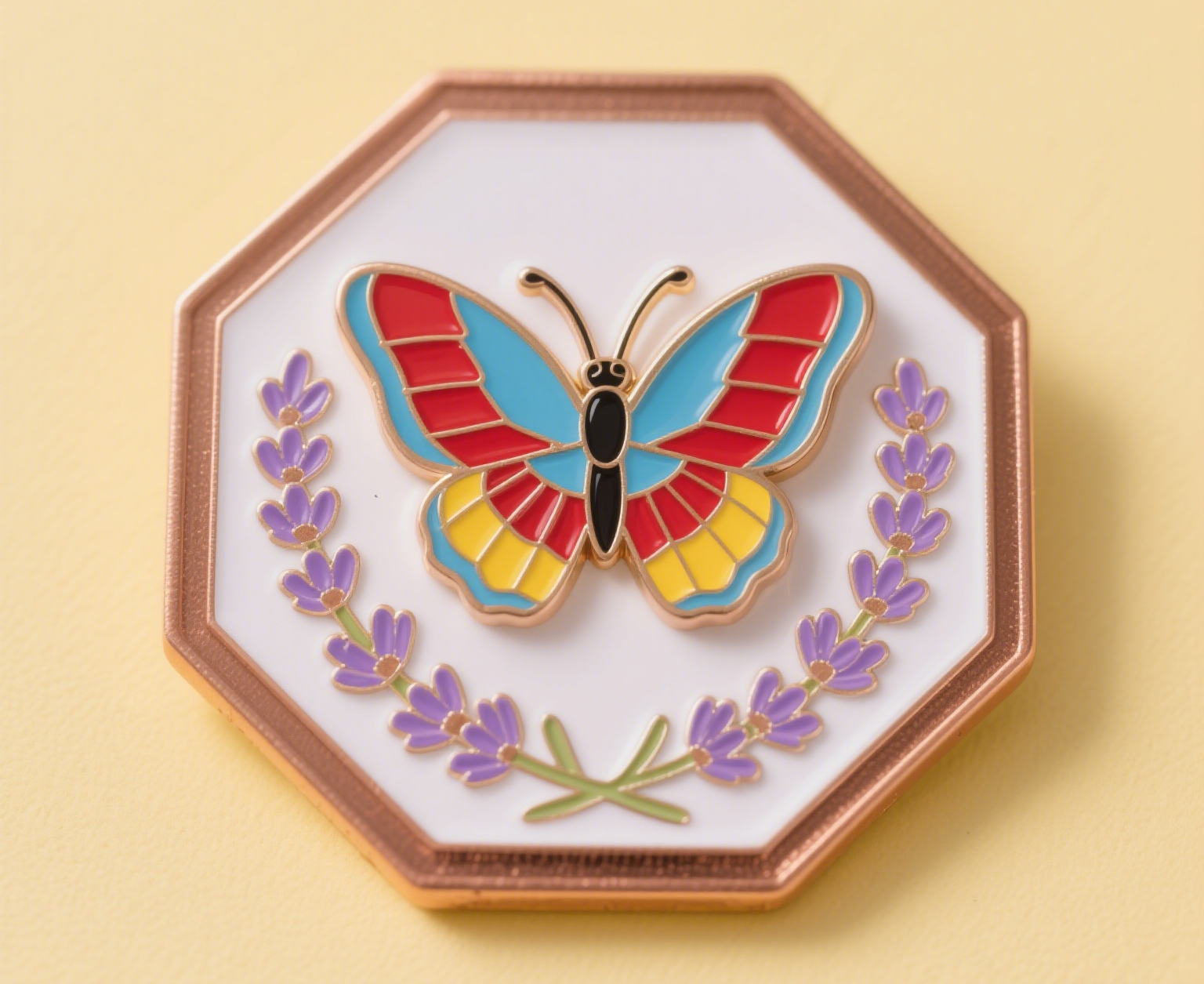 Distintivo de borboleta com flores roxas